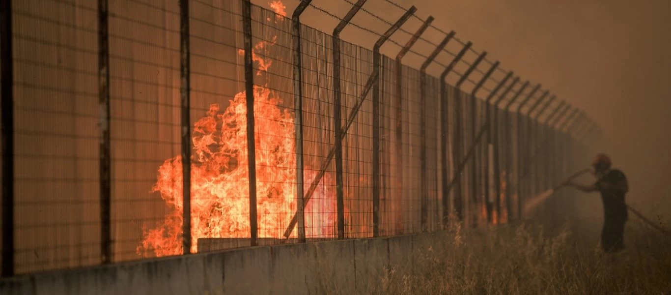 Κόλαση φωτιάς σε Βαρυμπόμπη, Τατόι, Θρακομακεδόνες: Καμένα σπίτια και στάχτη - Στο νοσοκομείο πολίτες